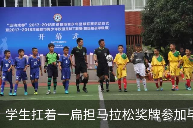 学生扛着一扁担马拉松奖牌参加毕业典礼，回应：两年跑7835公里，老师同学都在欢呼